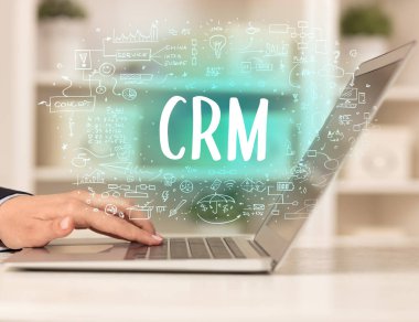 CRM kısaltması modern teknoloji konseptiyle yeni modern bilgisayarlar üzerinde çalışıyoruz.