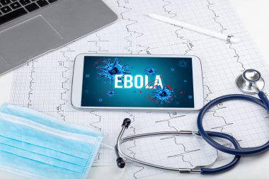 Beyaz yüzeyde EBOLA yazıtları, salgın konsepti olan tablet bilgisayar ve doktor araçları