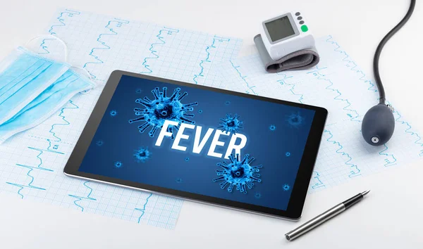 Tablet Herramientas Médicas Superficie Blanca Con Inscripción Fever Concepto Pandémico —  Fotos de Stock