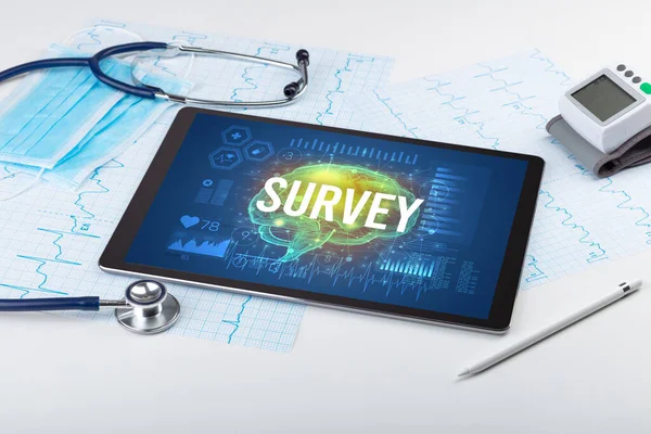 Tablet Und Medizinische Werkzeuge Mit Survey Beschriftung Soziales Distanzierungskonzept — Stockfoto