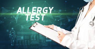 Doktor panoya ALLERGY TEST yazısını, tıbbi tanı kavramını içeren notlar yazar.