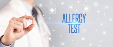 Doktorun ALLERGY TEST yazıtlı, tıbbi konsept içeren bir hap verdiği yakın plan.