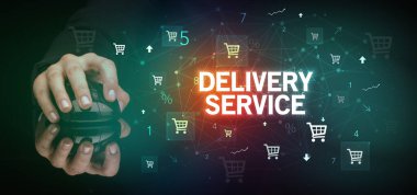 DELIVERY SERVICE yazıtları ve online alışveriş konseptiyle el ele tutuşmak