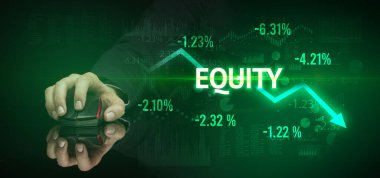 Erkek eli kablosuz çevre ile eşitlik yazılı, modern iş konsepti