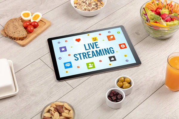 Friska Tablet Sammansättning Med Live Streaming Inskription Sociala Nätverk Koncept — Stockfoto