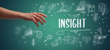 Kesilmiş ellerin yakın çekimi INSIGHT yazıtına işaret ediyor, modern iş çözümleri kavramı