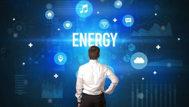 ENERGY yazıtları ve modern teknoloji kavramına sahip bir iş adamının arka görüşü