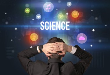 Bilimsel yazıtlara ve modern teknoloji kavramına sahip bir iş adamının arka görüşü