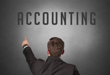 Muhasebe yazıtları ve güçlü iş konsepti olan bir iş adamının arka görünüşü