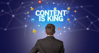 İçeriği olan bir işadamının arka görüşü King yazıtları ve sosyal ağ kavramlarıdır