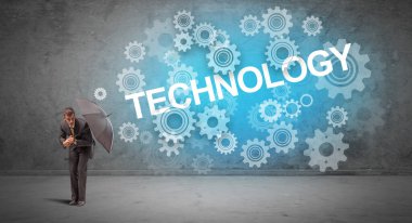 TECHNOLOGY yazıtlarından şemsiyeyle savunma yapan iş adamı, teknoloji kavramı