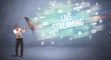 LIVE STREAMING yazıtlarından şemsiye ile yakışıklı iş adamı savunması, yeni çağ medya kavramı