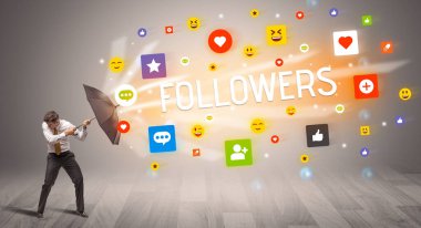 FOLLOWERS yazıtları, sosyal ağ konsepti şemsiyesi ile yakışıklı iş adamı savunması