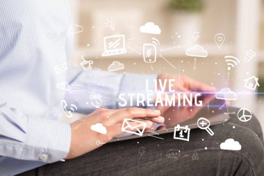 Bir Kişinin Sosyal Ağ Kullanımına Yakın Çekim Yazıtı Yaşa