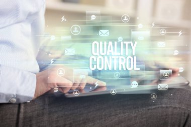 Bir tabletin yakın plan araştırması niteliği kontrol yazıtları, modern teknoloji konsepti