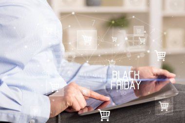 Genç kişi, Kara Cuma yazıtı ile online alışveriş uygulaması üzerinden alışveriş yapıyor