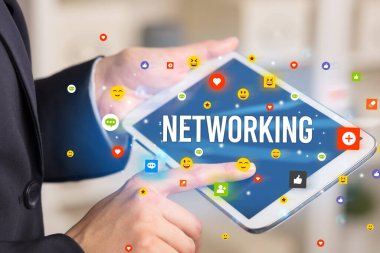 Sosyal medya simgeleri ve NETworking yazıtlarıyla multimedya oynayan işadamını kapat
