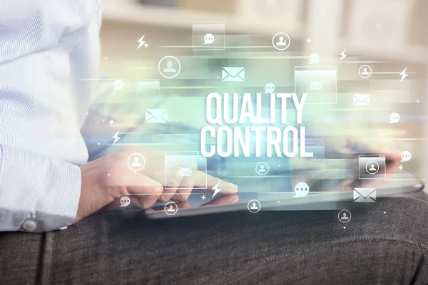 Bir tabletin yakın plan araştırması niteliği kontrol yazıtları, modern teknoloji konsepti