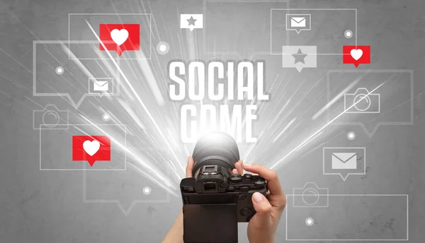 Lähikuva Käsi Ottaa Kuvia Social Game Kirjoitus Sosiaalisen Median Käsite — kuvapankkivalokuva