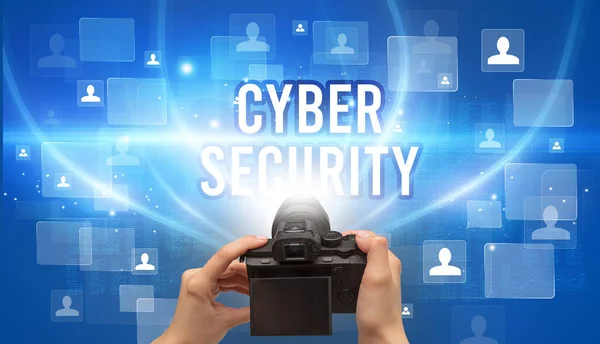 Nahaufnahme Einer Handkamera Mit Cyber Security Aufschrift Videoüberwachungskonzept — Stockfoto
