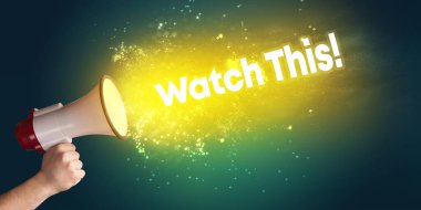 Genç bir kadın hoparlörden hoparlöre bağırıyor. Bu yazıyı, modern medya konseptini izleyin.