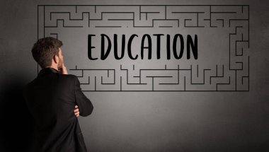 EDUCATION yazıtları ve iş eğitimi konseptiyle labirent çizen işadamı