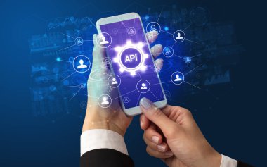 Api kısaltması ile akıllı telefon tutan kadın el, modern teknoloji konsepti