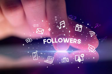 Çizilmiş sosyal medya simgeleri ve takipçileri yazıtı, sosyal ağ konsepti ile parmak temas tableti