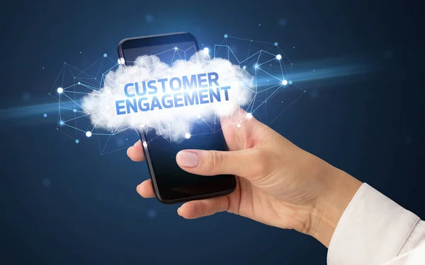 Ženská Ruka Dotýkání Smartphone Nápisem Customer Engagement Cloud Business Koncept — Stock fotografie