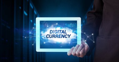 Tablet üzerinde çalışan genç iş adamı ve yazıyı gösteriyor: Dijital CURRENCY