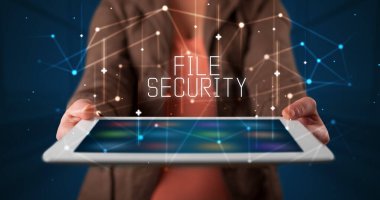 Tablet üzerinde çalışan genç iş adamı dijital işareti gösteriyor: Dosya Güvenliği