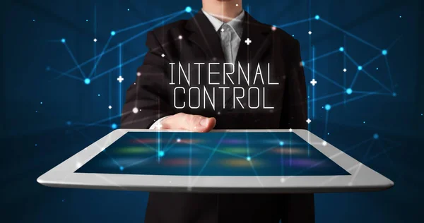 Jonge Zakenman Werkt Tablet Toont Het Digitale Teken Interne Control — Stockfoto