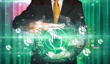 İş adamı elinde dokunmatik kullanıcı arayüzü simgesi tutuyor ve elinde birden fazla teknoloji sembolü var.