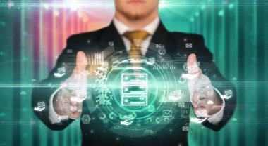 İş adamı elinde veri sunucularının etrafında birden fazla teknoloji sembolü tutan bir simge tutuyor.