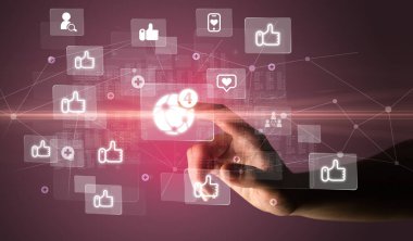 Siyah arkaplan ile gelecekçi konsept hakkında bildirim simgeleriyle el sıkışan sosyal medya çokluortam uygulama ekranı