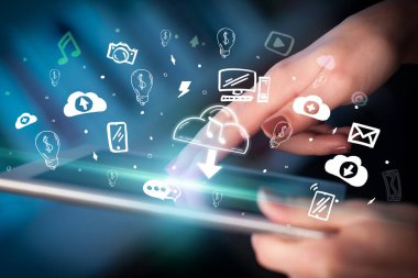 Elle çizilmiş bir dokunmatik ekrana yakın çekim müzik simgeleri, dijital dönem konsepti