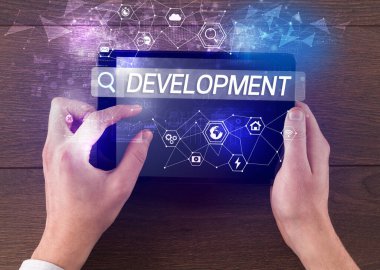 DEVELOPMENT yazıtları, yüksek teknoloji hesaplama kavramını arayan bir tabletin yakın plan görüntüsü