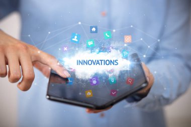 İş adamı elinde katlanabilir bir akıllı telefon tutuyor. Üzerinde Yenilikler, teknoloji konsepti var.