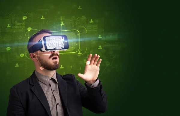 Hombre Negocios Mirando Través Gafas Realidad Virtual Con Inscripción Contenido — Foto de Stock