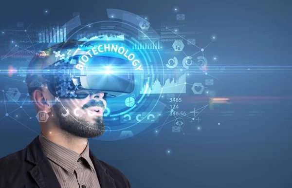 商人透过虚拟现实眼镜看生物技术题字 创新的技术概念 — 图库照片
