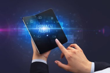 İş adamı elinde katlanabilir bir akıllı telefon tutuyor. Özel ALERT yazıtları, siber güvenlik kavramı.