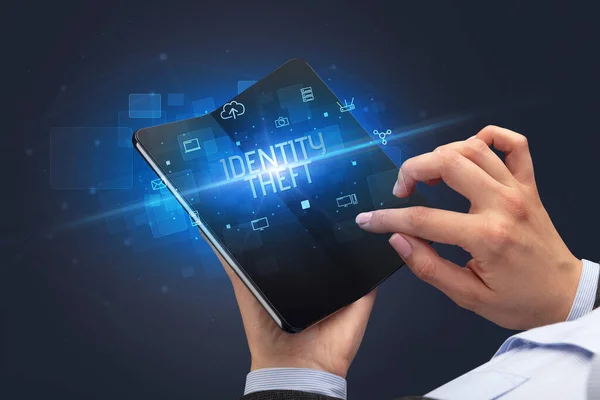 Empresario Sosteniendo Smartphone Plegable Con Inscripción Identity Theft Concepto Ciberseguridad — Foto de Stock
