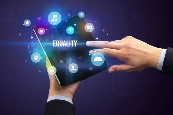 Επιχειρηματίας Κρατώντας Ένα Αναδιπλούμενο Smartphone Επιγραφή Equality Έννοια Των Μέσων — Φωτογραφία Αρχείου