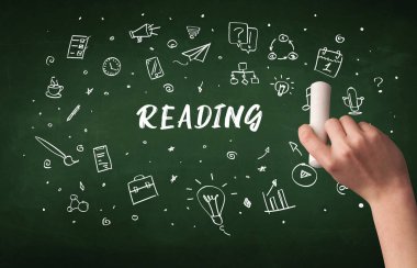 Tahtada beyaz tebeşirle el yazması okuma, eğitim kavramı