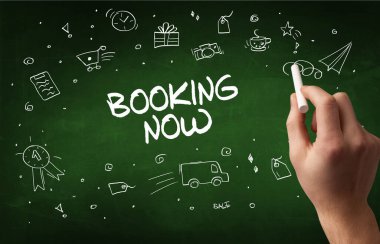 El çizimi Şimdi yazı tahtaya beyaz tebeşirle yazılmış, online alışveriş konsepti