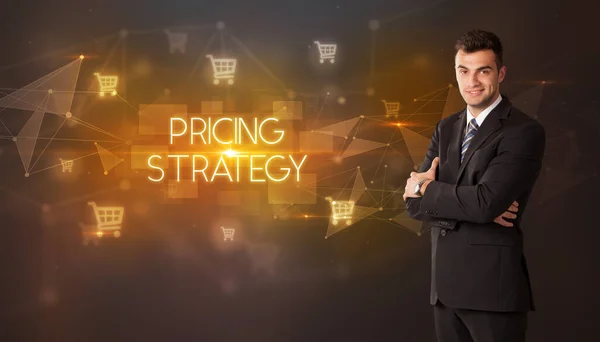 ショッピングカートのアイコンと価格戦略の碑文を持つビジネスマン オンラインショッピングコンセプト — ストック写真