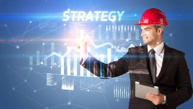 Kask çizen yakışıklı iş adamı STRATEGY yazıt, mimarlık iş planı konsepti