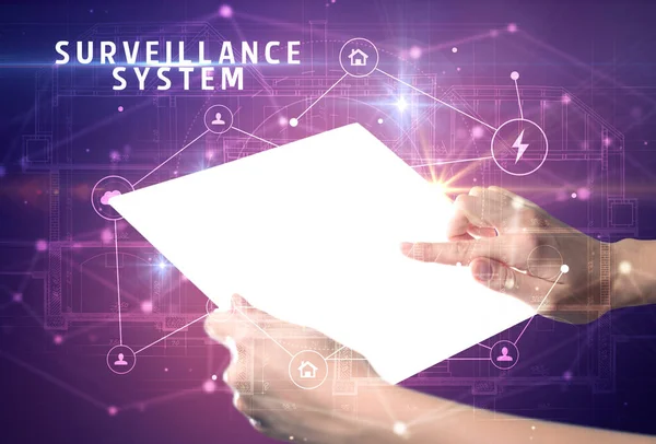 Tenir Une Tablette Futuriste Avec Inscription Surveillance System Concept Cybersécurité — Photo