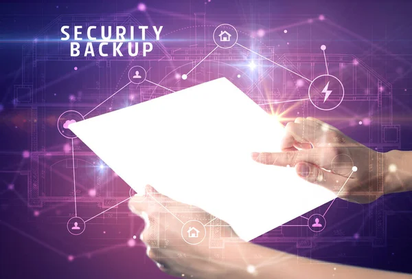 Tenir Une Tablette Futuriste Avec Inscription Security Backup Concept Cybersécurité — Photo