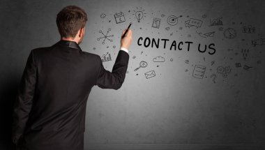 İş adamı CONTACT ABD yazıtları ve iş stratejisi kavramı ile yaratıcı bir fikir çizimi çiziyor